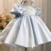 Elegante Baby Blue Vestido Niña de Raso con Flor de Perla TQL29