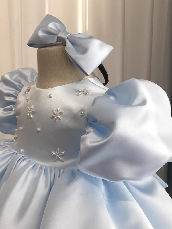Elegante Baby Blue Vestido Niña de Raso con Flor de Perla TQL29