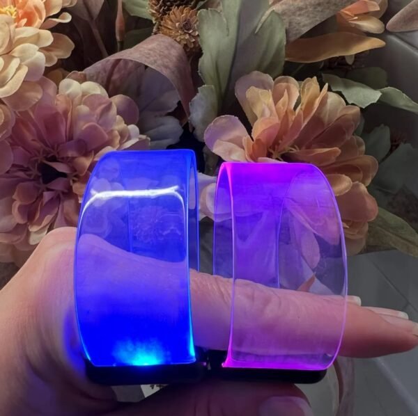 LED pulseras luminadas se encienden al ritmo de la música