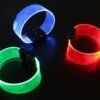 LED pulseras luminadas se encienden al ritmo de la música