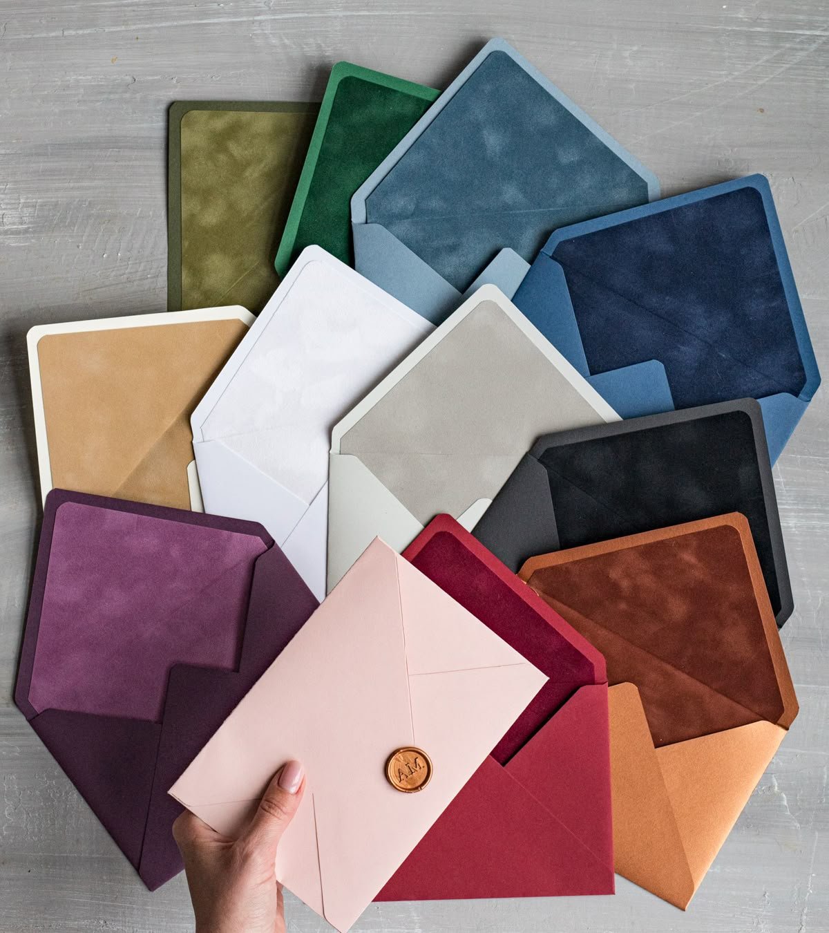 sobre de papel fuera y terciopelo dentro para invitacioens